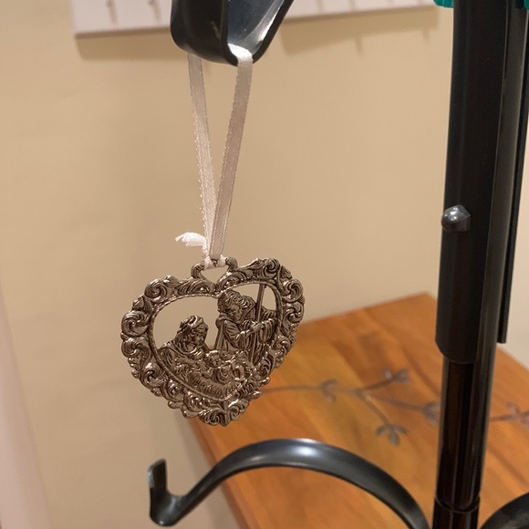 Silver heart nativity scene ornament - Picture 2 of 5